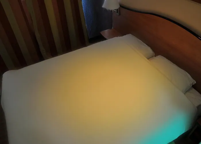 Eden Montmartre Отель Париж