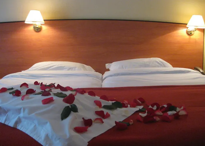 Отель Eden Montmartre