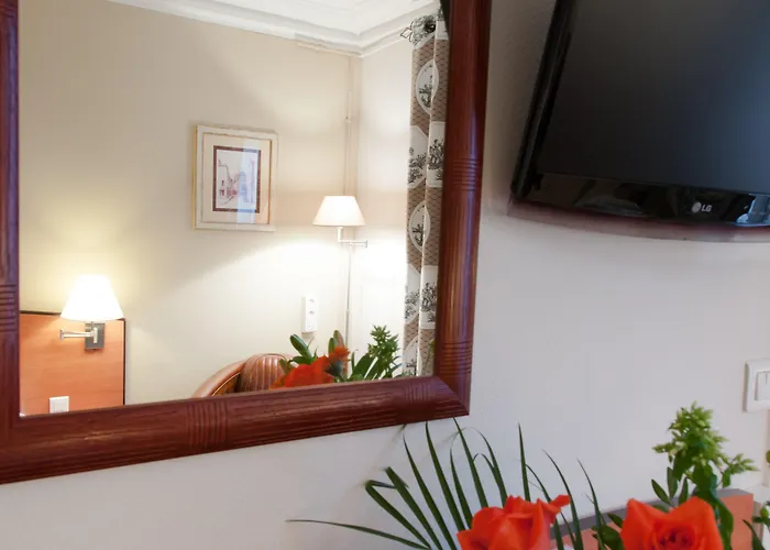 Отель Eden Montmartre 3*