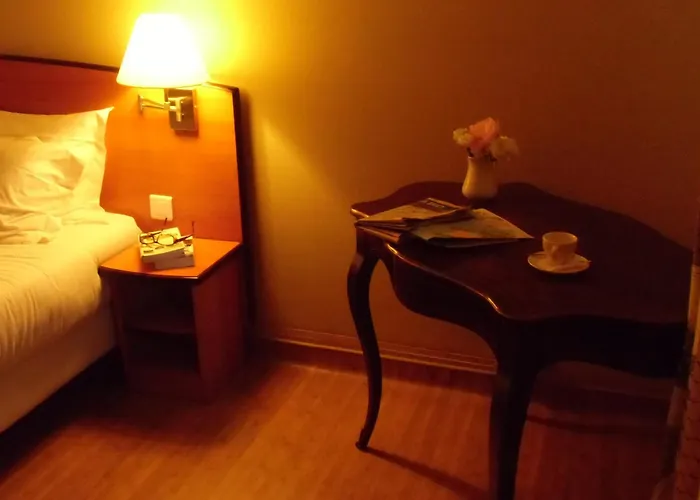 Отель Eden Montmartre Париж